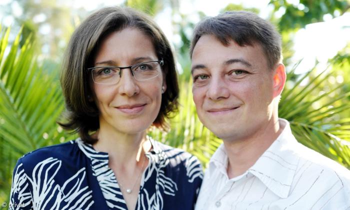 Eine Frau und ein Mann, im Hintergrund Palmenblätter