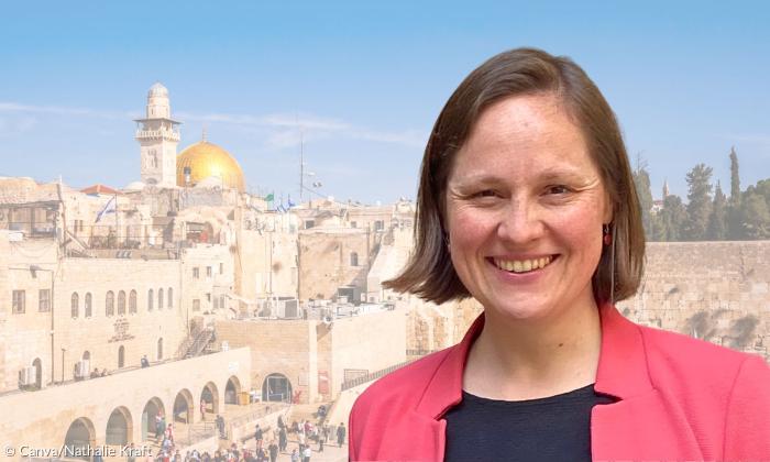 Eine Frau vor dem Panorama von Jerusalem