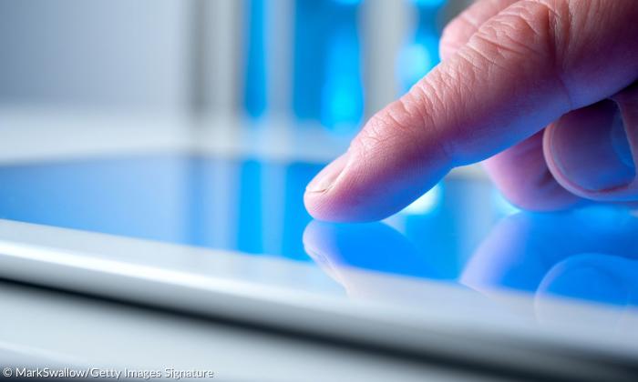 Ein Finger wischt über ein Display