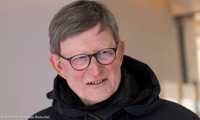 Ein Mann in Brustansicht