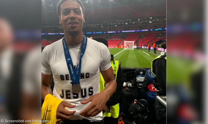 Ein Fußballspieler mit einem Shirt, auf dem "Jesus" steht