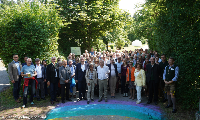 Menschen stellen sich für ein Gruppenfoto auf