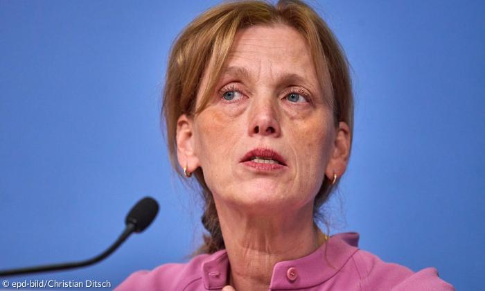 Eine Frau mit einem Mikrofon