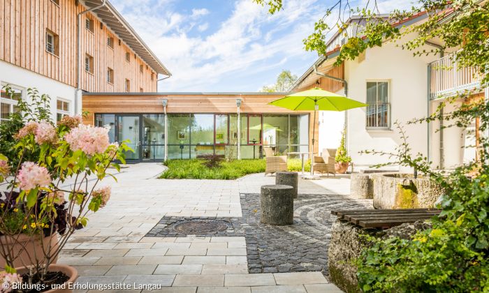 Innennhof des Tagungshauses in Langau mit Sonnenschirm