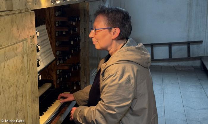 Constanze Schweizer-Elser an der Orgel in Hranice