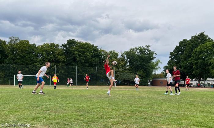 Menschen auf einem Fußballplatz