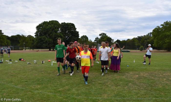 Menschen auf einem Fußballplatz