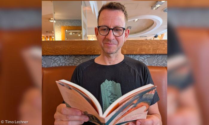 Ein Mann mit einem Buch