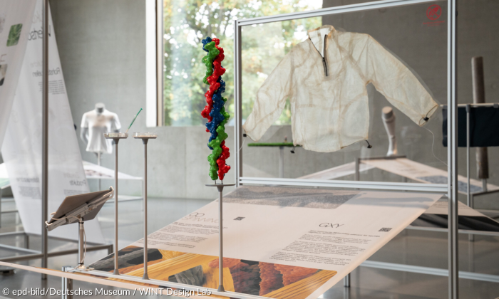 Sonderausstellung „Biotexfuture“ im Nürnberger Zukunftsmuseum, zeigt Exponate der Zukunftstextilien, darunter eine Jacke aus Kuhdarm.