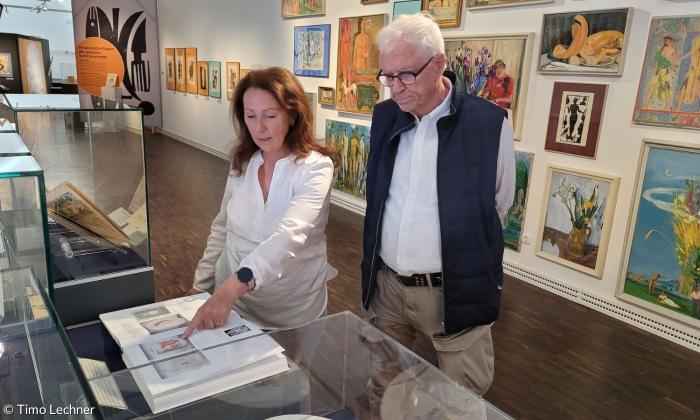 Eine Frau und ein Mann in einem Museum