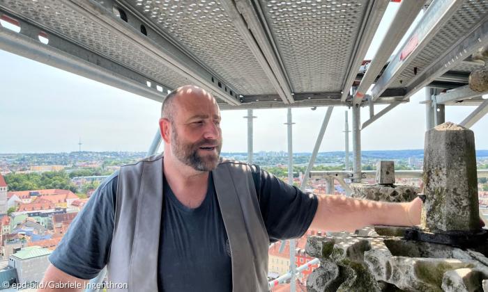 Ein Mann auf einem Turm, hinter ihm das Panorama der Stadt