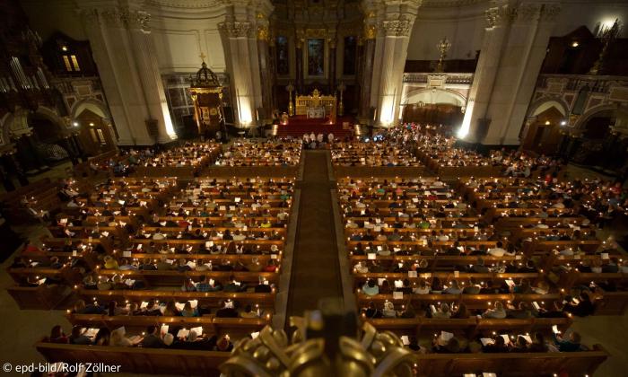 Eine Kirche voller Menschen, mit viel Kerzenlicht