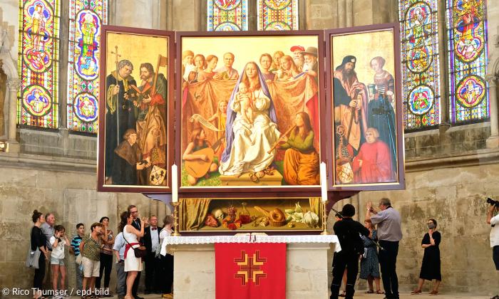 Der Naumburger Cranach-Triegel-Altar: Mit ihm gewinnt der Westchor seinen liturgischen Mittelpunkt zurück, er heilt eine seit der Reformationszeit schwärende Wunde der Konfessionsgeschichte und sendet einen wichtigen ökumenischen Impuls aus.