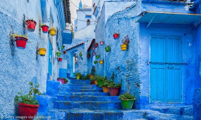 Blaue Häuschen und eine blaue Treppe