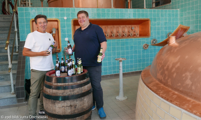 Braumeister Stefan Herz und der Spalter Brauerei-Chef Udo Baumgart stehen in der Brauerei und präsentieren eine Auswahl an Bieren