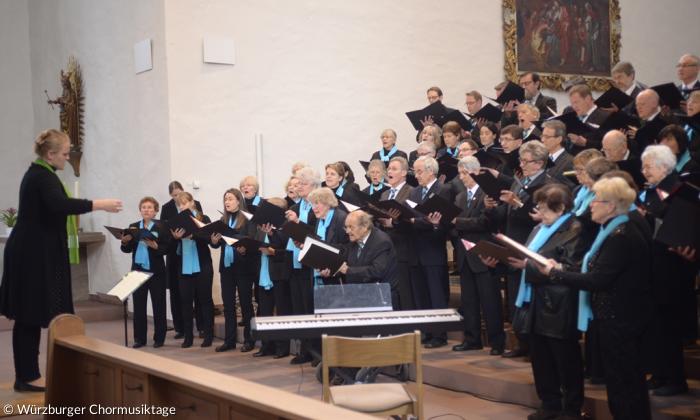 Mehrere Menschen stehen nebeneinander und singen