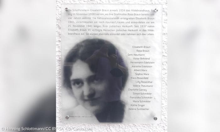 Eine Gedenktafel mit dem Portrait einer Frau