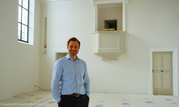  Pfarrer Richard Graupner in der sanierten Karolinenkirche. Weißer, schlichter Raum.