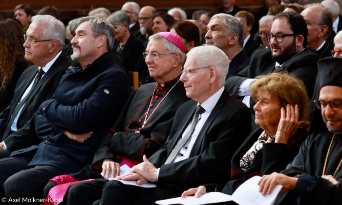 In der Nürnberger Lorenzkirche sind mehrere bekannte Persönlichkeiten bei der Trauerfeier anwesend. Zu sehen sind Ministerpräsident Markus Söder, Innenminister Joachim Herrmann, Erzbischof Ludwig Schick aus Bamberg sowie Charlotte Knobloch, die Präsidentin der Israelitischen Kultusgemeinde München