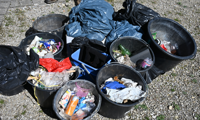 65 Kilogramm Müll sieht man in den Eimern, die die Freiwilligen beim World cleanup day in Waltenhofen gesammelt haben