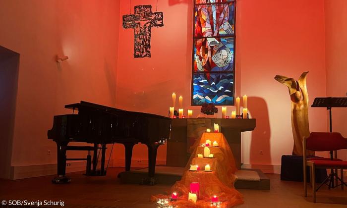 Ein Kirchenraum von innen