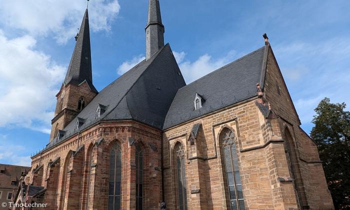 St. Katharinen Zwickau mit dem Müntzer-Denkmal davor.