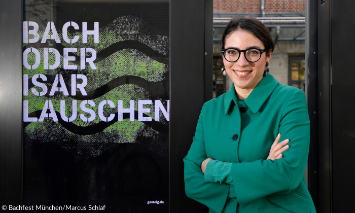 Anna Kleeblatt vor einem Plakat 