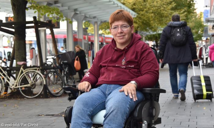 Eine Frau im Rollstuhl