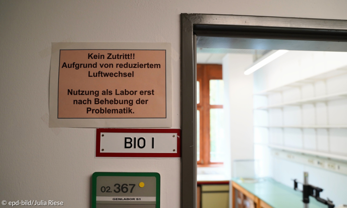 Schild mit "Kein Zutritt" in der Naturwissenschaftlichen Fakultät der FAU neben einer Hörsaaltür