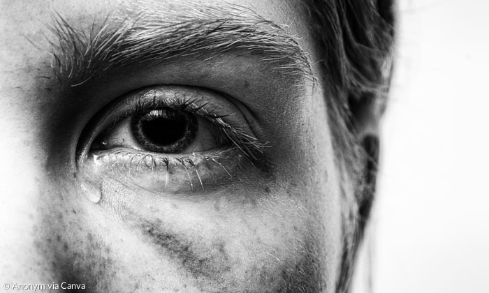 Schwarz weiß Gesicht nah mit Träne in Auge