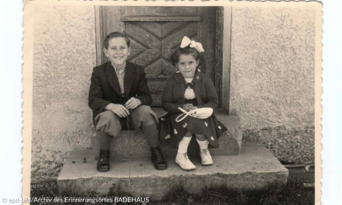 Altes Foto schwarz-weiß: Rachel und Beno Salamander vor ihrem Haus in der New Jersey Street in Föhrenwald