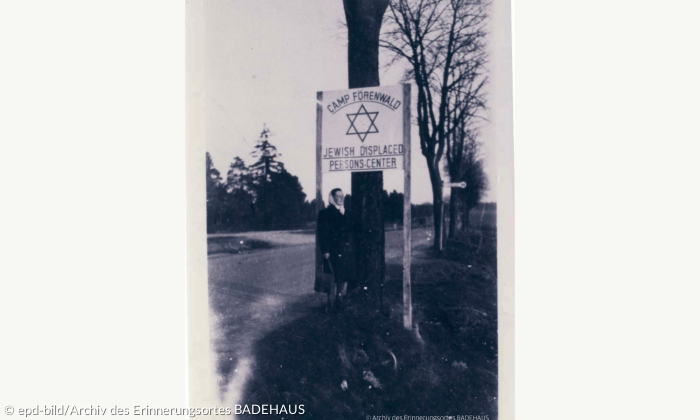 Schwarz-weiß Foto mit Straßenschild: jüdische Displaced Persons-Lager Föhrenwald 