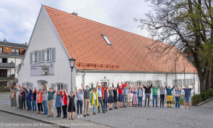 Das Team des Erinnerungsortes BADEHAUS steht vor dem Gebäude und winkt