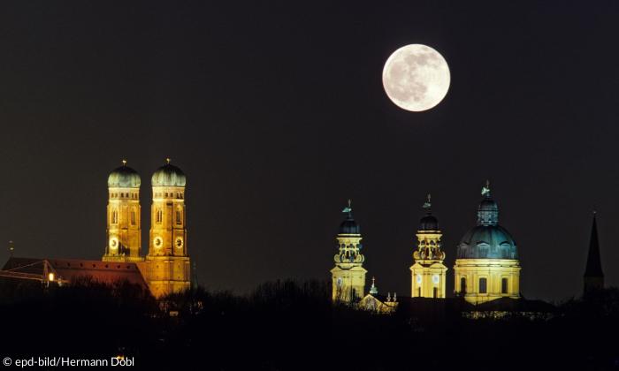 Kirchtürme und ein großer Mond