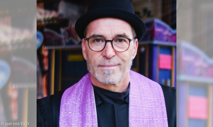  Porträt von Torsten Heinrich ist Leiter der Circus- und Schaustellerseelsorge der Evangelischen Kirche in Deutschland (EKD). 