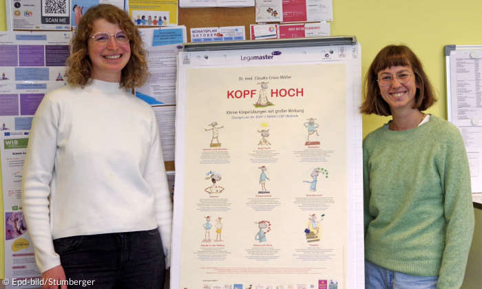 Sozialpädagogin Marion Schlosser (li.) und Psychologin Johanna Mur von TAFF Rosenheim stehen nebeneinander. 