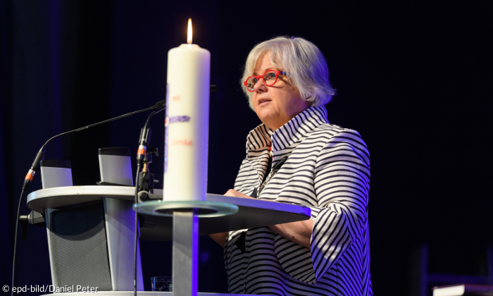 Synodalpräsidentin Annekathrin Preidel hält eine Rede