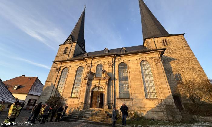 Eine Kirche mit zwei Türmen