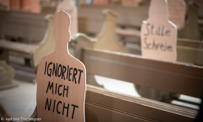 Kunstaktion im Frankfurter Dom betont Ausmaß sexualisierter Gewalt mit Figuren aus Holz und Aufschriften wie "Ignoriert mich nicht".