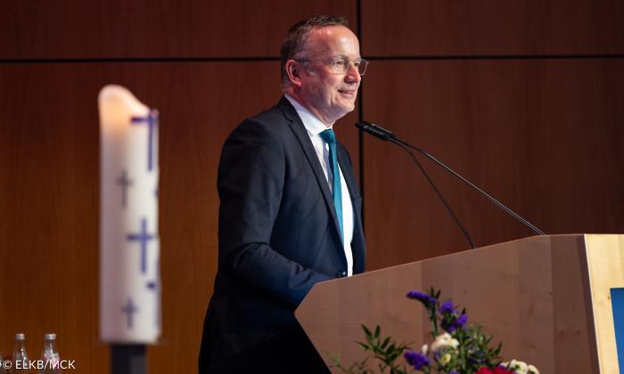 Ein Mann am Rednerpult