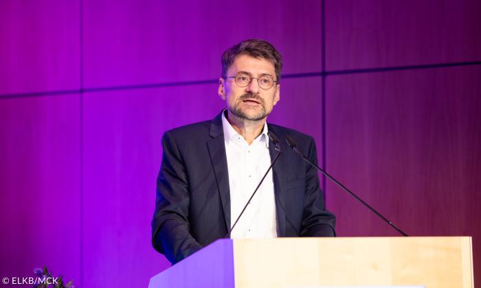 Synodaler Klaus Schlicker am Rednerpult