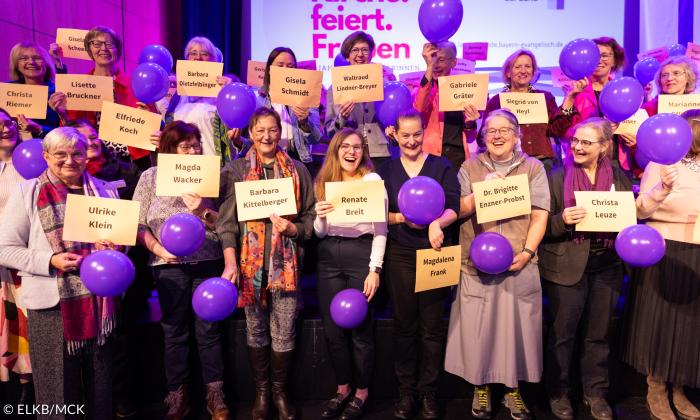 Aktion zur Frauenordination mit Luftballons