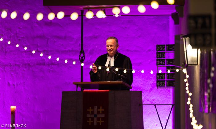 Landesbischof Christian Kopp predigt beim Abschlussgottesdienst der Herbsttagung der Landessynode 2025 in der Erlöserkirche Amberg.