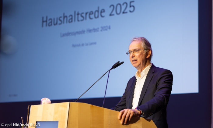 Der landeskirchliche Finanzchef, Oberkirchenrat Patrick de La Lanne am Rednerpult vor der Herbsttagung der Landessynode