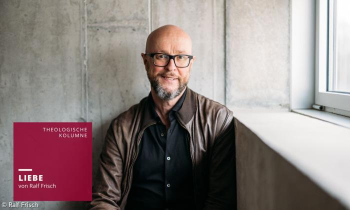 Ein Mann mit Brille, er lächelt