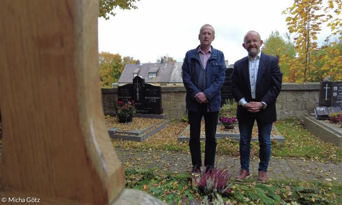 Ackermann und Münch gemeinsam auf dem Friedhof