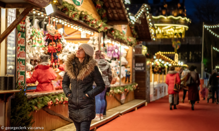 Eine Frau schlendert über einen Weihnachtsmarkt