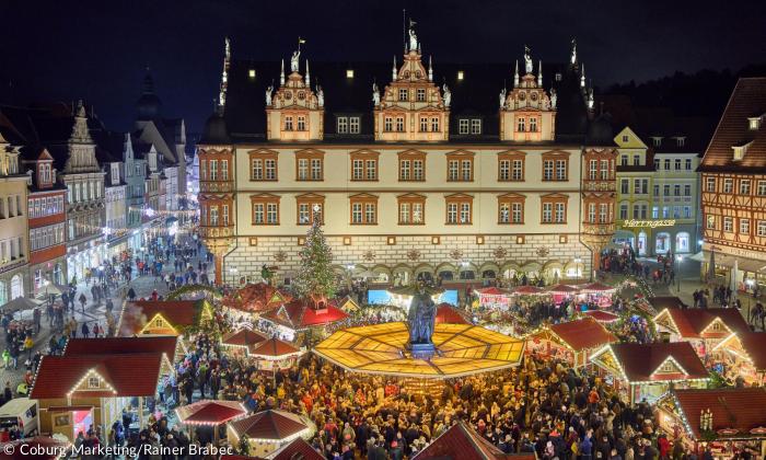 Ein Weihnachtsmarkt bei Nacht von oben