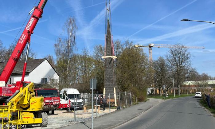 Ein Kran setzt den Turm der Epiphaniaskirche um