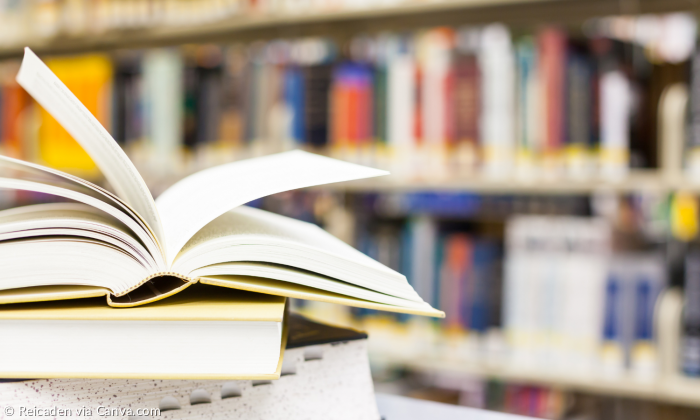 Aufgeblättertes Schulbuch in einer Bibliothekt